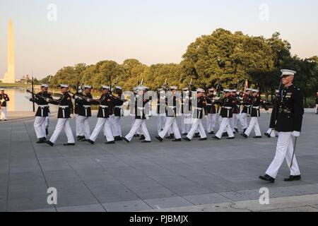 Marines avec le Corps des Marines américains mars silencieuse de l'ensemble de la parade de pilotage au cours d'une Parade au coucher du soleil mardi au Lincoln Memorial, Washington D.C., le 10 juillet 2018. L'invité d'honneur pour la parade était l'ancien Vice-président des États-Unis, Joe Biden, et l'accueil a été le personnel Juge-avocat au Commandant du Corps des Marines, le général John R. Ewers Jr. Banque D'Images