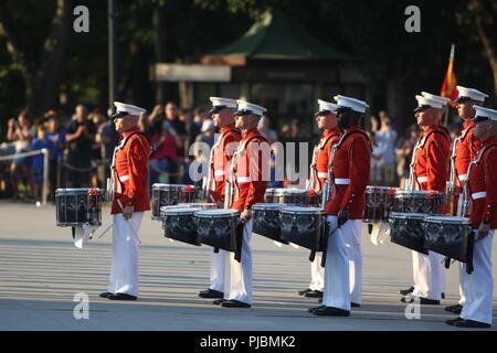 Marines avec "le propre du commandant des Marines", Drum & Bugle Corps drum line effectuer au cours d'une Parade au coucher du soleil mardi au Lincoln Memorial, Washington D.C., le 10 juillet 2018. L'invité d'honneur pour la parade était l'ancien Vice-président des États-Unis, Joe Biden, et l'accueil a été le personnel Juge-avocat au Commandant du Corps des Marines, le général John R. Ewers Jr. Banque D'Images