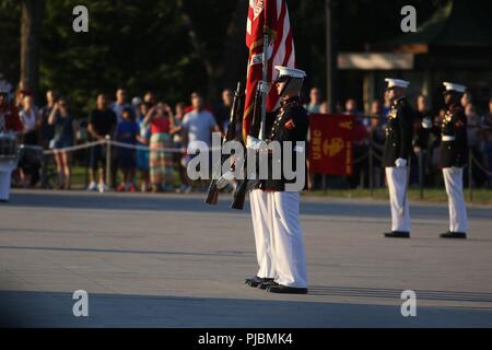 Marines avec le Corps des Marines américains Color Guard execute "présenter les armes" au cours d'une Parade au coucher du soleil mardi au Lincoln Memorial, Washington D.C., le 10 juillet 2018. L'invité d'honneur pour la parade était l'ancien Vice-président des États-Unis, Joe Biden, et l'accueil a été le personnel Juge-avocat au Commandant du Corps des Marines, le général John R. Ewers Jr. Banque D'Images