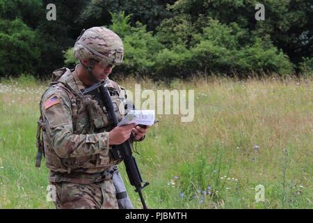 1er lieutenant Jorge Acevedo , 16e Brigade de maintien en puissance, donne sur son site lors de la recherche pour son prochain point durant le 21e soutien du commandement de théâtre Concours meilleur guerrier de la navigation terrestre à l'Baumholder Zone d'entraînement militaire le 11 juillet. Dix-huit concurrents de la 21e TSC navigué dans la grande, richement boisée, de trouver quatre points de coordonnées dans trois heures. Banque D'Images