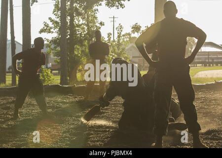 Les recrues du Corps des Marines des États-Unis, avec la Compagnie Charlie, 1er Bataillon, Régiment d'entraînement des recrues, combat avec bâtons pugilistique vous intéresse à Sapadalure carré sur Marine Corps Recruter Depot Parris Island, le 11 juillet 2018. Le programme d'arts martiaux du Marine Corps aide à créer l'ethos guerrier en utilisant des techniques d'armés et non armés, à partir de différents styles d'arts martiaux. Banque D'Images