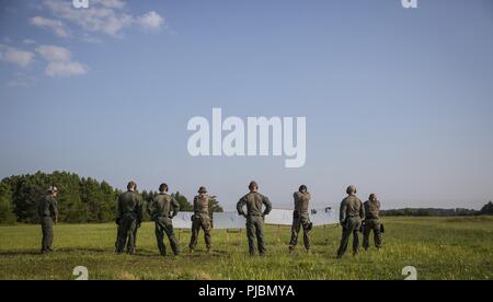 Avec du personnel militaire de l'Île Parris Réaction spéciale observer l'équipe de marines pendant un test de qualification pistolet sur gamme Khe Sanh le 11 juillet 2018. L'équipe de réaction spécial est composé de personnel de la police militaire formés pour donner un commandant d'installation la possibilité de contrer une menace dépassant les capacités d'application de la loi normale. SRT doit être capable d'isoler une scène de crise, fournissant un soutien compétent adresse au tir, en effectuant des mouvement tactique et l'entrée du bâtiment, et la compensation des capacités dans une variété de la lumière et des conditions météorologiques. Marines avec le MOS 1511, la Police militaire, m Banque D'Images