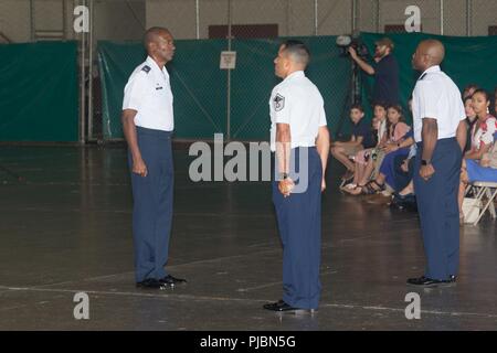 37e Escadre, Base de formation mixte San Antonio-Lackland, Texas a tenu une cérémonie de passation de commandement à Kelly Field Hangar 1610 10 juillet, 2018. Le major-général Timothy J. Leahy, 2e Air Force, commandant, a présidé la cérémonie au cours de laquelle le commandement de la 37e transférés de TRW Colonel Roy W. Collins au colonel Jason M. Janaros. Banque D'Images