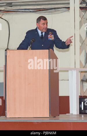 37e Escadre, Base de formation mixte San Antonio-Lackland, Texas a tenu une cérémonie de passation de commandement à Kelly Field Hangar 1610 10 juillet, 2018. Le major-général Timothy J. Leahy, 2e Air Force, commandant, a présidé la cérémonie au cours de laquelle le commandement de la 37e transférés de TRW Colonel Roy W. Collins au colonel Jason M. Janaros. Banque D'Images