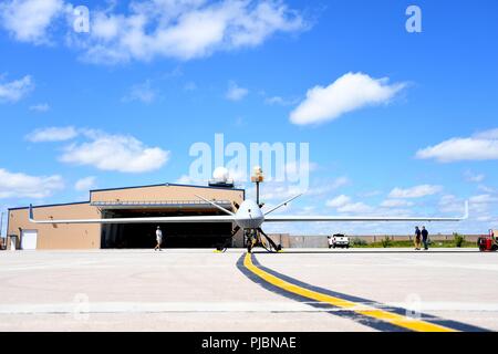 Un MQ-9B SkyGuardian prépare à taxi sur le Grand Sky Air Park ligne de vol le 10 juillet 2018, sur la base aérienne de Grand Forks, Dakota du Nord. L'SkyGuardian fait le premier vol trans-atlantique dans l'histoire de l'avionique pour une moyenne altitude et longue endurance avions pilotés à distance, volant à plus de 3 000 miles à Gloucestershire, en Angleterre, pour la Royal Air Force centenaire. Banque D'Images