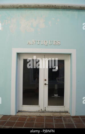 Sur une boutique d'antiquités d'un port de plaisance en République Dominicaine, vintage à la peinture du mur et portes en verre Banque D'Images