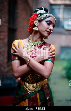 Yamini a vécu dans le sud de l'Inde toute sa vie. Elle a émigré à Jackson Heights il y a neuf mois à la danse Kuchipudi Style. Banque D'Images