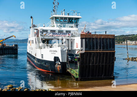 MV Loch Shira, l'entraînement principal-par ferry sur l'île de - Largs (Cumbrae) (Millport) traversée en ferry, en abaissant sa rampe pour débarquer les clients à Banque D'Images