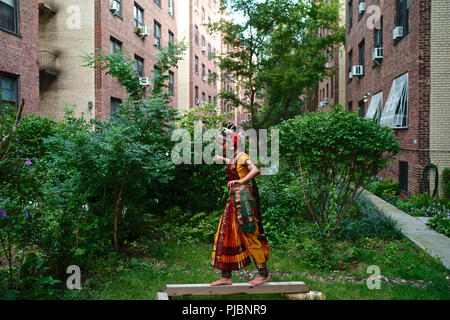 Yamini a vécu dans le sud de l'Inde toute sa vie. Elle a émigré à Jackson Heights il y a neuf mois à la danse Kuchipudi Style. Banque D'Images