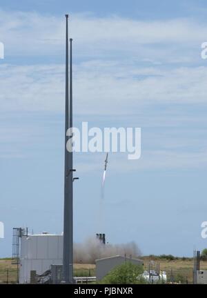 PACIFIC Missile Range Facility Barking Sands, New York (12 juillet 2018) Les membres de l'Autodéfense de masse (Japon) JGSDF Type 12 Japonais un feu-surface pour les missiles antinavires (SSM-12) à l'ex-USS Racine (LST-1191), situé en mer, au cours d'un exercice d'amortissement, le 12 juillet, à Pacific Missile Range Facility Barking Sands sur l'île de Kauai, Hawaii, au cours de l'exercice Rim of the Pacific (RIMPAC). C'est la première fois que l'armée américaine et JGSDF ont participé à un exercice d'amortissement au cours de l'exercice RIMPAC. Vingt-cinq nations, 46 navires, 5 sous-marins, environ 200 avions et 25 000 font partie du personnel Banque D'Images