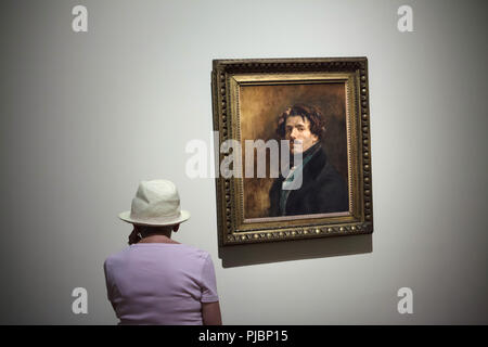 Visiteur en face de l'auto-portrait par le peintre romantique français Eugène Delacroix, connu comme 'l'auto-portrait dans la veste verte' (1837) affichée à son exposition rétrospective au musée du Louvre à Paris, France. L'exposition présentant les chefs-d le chef du romantisme français s'exécute jusqu'au 23 juillet 2018. Banque D'Images