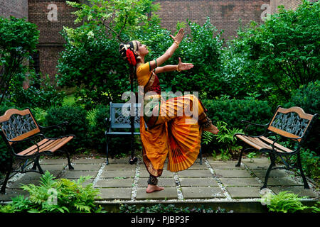 Yamini a vécu dans le sud de l'Inde toute sa vie. Elle a émigré à Jackson Heights il y a neuf mois à la danse Kuchipudi Style. Banque D'Images