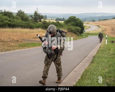 Des soldats américains affectés au soutien de théâtre 21e commandement sont en compétition dans la compétition meilleur guerrier à Baumholder, 2018 , 08 - 12 juillet, 2018. Le meilleur guerrier La concurrence est un événement d'une semaine, les participants à pousser leurs limites physiques et mentales. L'objectif de la compétition meilleur guerrier est de promouvoir le moral, d'améliorer la cohésion entre les unités et de renforcer l'importance de l'excellence individuelle au sein de l'armée de métier Banque D'Images