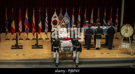 Les porteurs commencent à déplacer les restes de deux héros de guerre coréen tombé à la cérémonie de rapatriement qui s'est tenue à Memorial Hall à Séoul, République de Corée, le 13 juillet 2018. La cérémonie de rapatriement était d'honorer les héros tombés par la restitution de leurs restes à leurs proches. Banque D'Images