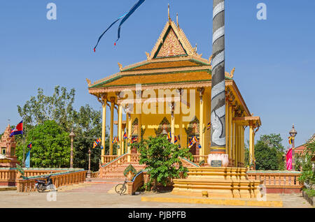 Chong Koh, Cambodge - 9 Avril 2018 : temple bouddhiste dans un petit village isolé sur Chong Koh la rive du Mékong avec ses typiques khmers archit Banque D'Images