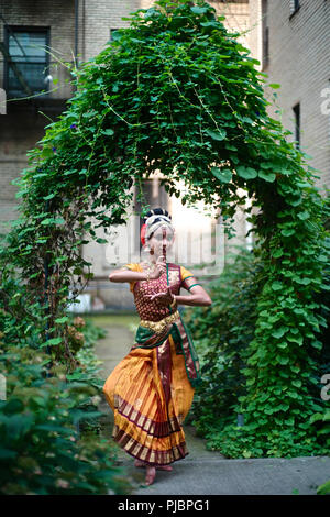 Yamini a vécu dans le sud de l'Inde toute sa vie. Elle a émigré à Jackson Heights il y a neuf mois à la danse Kuchipudi Style. Banque D'Images