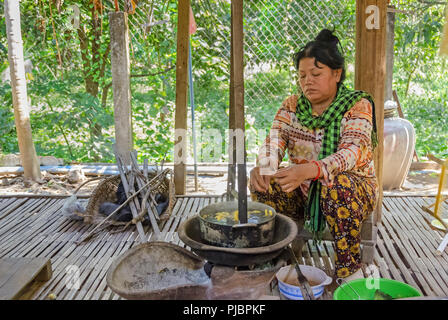 Chong Koh, Cambodge - 9 Avril 2018 : soie-weaver dans un petit village isolé sur Chong Koh la rive du Mékong, montrant aux touristes comment o Banque D'Images