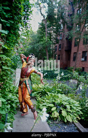 Yamini a vécu dans le sud de l'Inde toute sa vie. Elle a émigré à Jackson Heights il y a neuf mois à la danse Kuchipudi Style. Banque D'Images