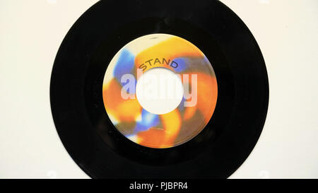 Close-up de 45 TR/MIN Disque vinyle de REM's song 'Stand' publié en 1989 par Warner Brothers Records. Banque D'Images