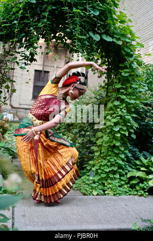 Yamini a vécu dans le sud de l'Inde toute sa vie. Elle a émigré à Jackson Heights il y a neuf mois à la danse Kuchipudi Style. Banque D'Images