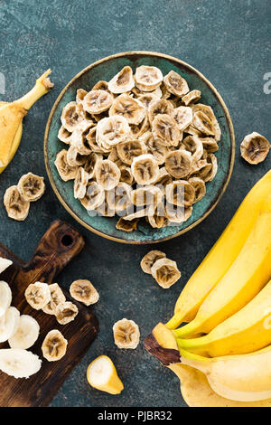 Chips de banane séchée et de bananes fraîches Banque D'Images