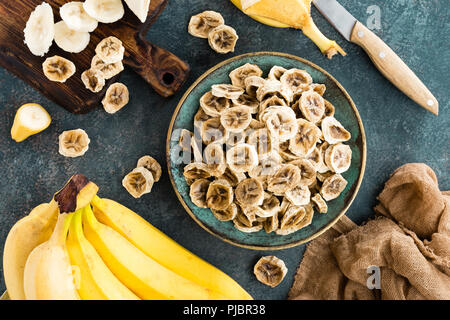Chips de banane séchée et de bananes fraîches Banque D'Images