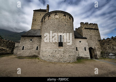 Cité médiévale fortifiée église des Templiers situé dans les Pyrénées, c'est cimetière contenant des chevaliers des templiers. Banque D'Images