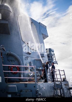 Océan Pacifique (14 juillet 2018) - Les Marins affectés aux missiles de l'USS Dewey (DDG 105) procéder à un lavage à l'eau douce pendant que le navire est en cours participant à l'exercice Rim of the Pacific (RIMPAC), le 14 juillet. Vingt-cinq nations, 46 navires, 5 sous-marins, environ 200 avions et 25 000 personnes participent à l'EXERCICE RIMPAC du 27 juin au 2 août dans et autour des îles Hawaï et la Californie du Sud. Le plus grand exercice maritime international RIMPAC, fournit une formation unique alors que la promotion et le soutien de relations de coopération entre les participan Banque D'Images