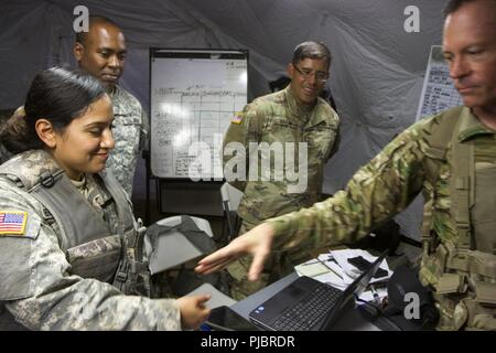 FORT HUNTER LIGGETT- soldat de réserve de l'armée américaine de la CPS. Raquel Segura (gauche), 439e Bataillon Médical multifonctionnel, Fort Dix, New Jersey, reçoit une médaille de général de brigade W. Shane Buzza, général commandant la 91e Division, formation, Fort Hunter Liggett, Californie pour ses réalisations en tant que sous-officier par intérim en charge pendant CSTX 91-18-01 Fort Hunter Liggett, Californie, le 13 juillet 2018. CSTX 91-18-01 est un exercice d'entraînement de soutien au combat qui assure l'America's Army les unités de réserve et les soldats sont formés et prêts à se déployer et mettre en mesure, aptes au combat, et létales firepo Banque D'Images