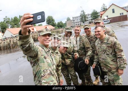 Officiers affectés à l'armée américaine 1er Escadron, 2e régiment de cavalerie, posent pour une photo avant d'une cérémonie de passation de commandement du Groupement tactique à la Pologne Bemowo Piskie Domaine de formation, la Pologne le 14 juillet 2018. La Pologne est un groupe de combat, unique coalition multinationale d'États-Unis, Royaume-Uni, croate et soldats roumains qui servent avec la 15e Brigade mécanisée polonaise comme une force de dissuasion de l'OTAN à l'appui de l'amélioration de l'avant la Présence. Banque D'Images