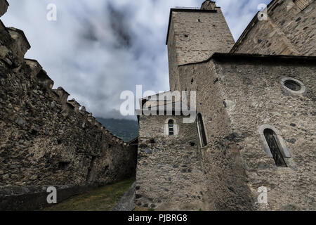 Cité médiévale fortifiée église des Templiers situé dans les Pyrénées, c'est cimetière contenant des chevaliers des templiers. Banque D'Images