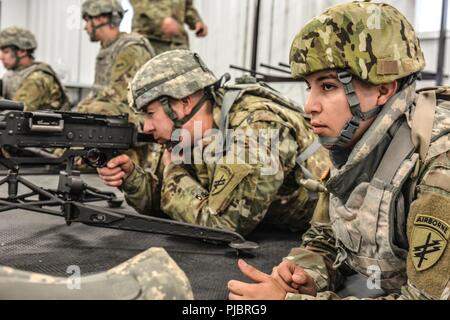 Réserve de l'armée américaine Liste des troupes des soldats de l'unité de reliure pratique une mitrailleuse M240B pendant l'utilisation de l'acier froid II, Juillet 10, 2018 at Joint Base McGuire-Dix-Lakehurst, New Jersey. L'acier froid fonctionnement est l'armée américaine Réserver's armes collectives qualification et validation afin de s'assurer de l'Armée de l'Amérique et les soldats sont formés et prêts à se déployer à court préavis dans le cadre de prêt Force X et prêt au combat et la puissance de feu meurtrière à l'appui de l'armée et nos partenaires n'importe où dans le monde. Banque D'Images