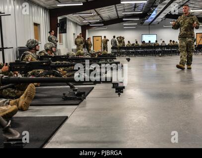 Réserve de l'armée américaine Liste des troupes des soldats de l'unité de reliure pratique une mitrailleuse M240B pendant l'utilisation de l'acier froid II, Juillet 10, 2018 at Joint Base McGuire-Dix-Lakehurst, New Jersey. L'acier froid fonctionnement est l'armée américaine Réserver's armes collectives qualification et validation afin de s'assurer de l'Armée de l'Amérique et les soldats sont formés et prêts à se déployer à court préavis dans le cadre de prêt Force X et prêt au combat et la puissance de feu meurtrière à l'appui de l'armée et nos partenaires n'importe où dans le monde. Banque D'Images