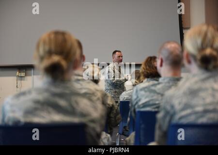 Le chef de l'US Air Force Master Sgt. Anthony Fisher, instructeur adjoint pour la profession des armes Centre d'excellence, parle aux aviateurs lors d'une valorisation du capital humain 14 Juillet, 2018 bien sûr. Les cinq heures de cours axés sur l'auto-réflexion comme moyen de mieux comprendre comment les aviateurs peuvent devenir de meilleurs amis, parents, conjoints, collègues et dirigeants. L'US Air Force s'assure d'aviateurs sont non seulement formés pour remplir la mission, mais aussi comment être une meilleure personne pour cultiver une culture de croissance et d'excellence. Banque D'Images