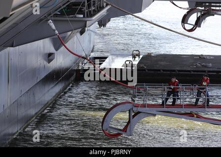 NORFOLK, Virginie (15 juillet 2018), USS Gerald R. Ford (CVN 78) débrancher l'alimentation à quai des marins du navire services au cours de l'ancre et la mer détail. Ford a quitté Norfolk aujourd'hui pour commencer son Post Shakedown La disponibilité de Huntington Ingalls Newport News Shipbuilding. Banque D'Images