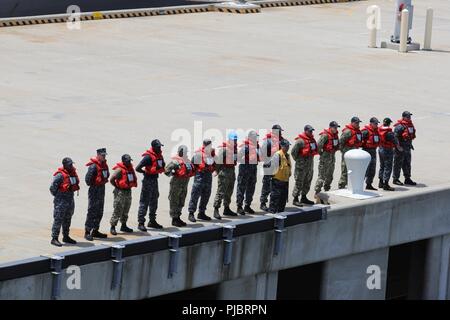 NORFOLK, Virginie (15 juillet 2018), USS Gerald R. Ford (CVN 78) marins regardez comme le navire est tiré de son poste d'amarrage et d'ancrage de la mer au cours de détail. Ford a quitté Norfolk aujourd'hui pour commencer son Post Shakedown La disponibilité de Huntington Ingalls Newport News Shipbuilding. Banque D'Images