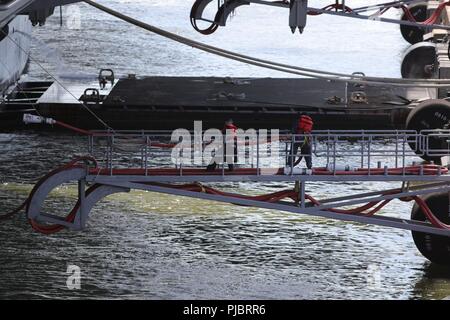 NORFOLK, Virginie (15 juillet 2018), USS Gerald R. Ford (CVN 78) débrancher l'alimentation à quai des marins du navire services au cours de l'ancre et la mer détail. Ford a quitté Norfolk aujourd'hui pour commencer son Post Shakedown La disponibilité de Huntington Ingalls Newport News Shipbuilding. Banque D'Images