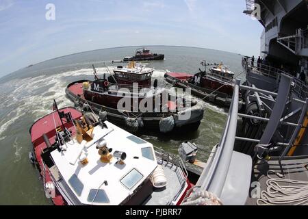 NORFOLK, Virginie (15 juillet 2018) -- USS Gerald R. Ford est poussé par des remorqueurs comme il passe le Monitor-Merrimack Bridge Tunnel. Ford a quitté Norfolk aujourd'hui pour commencer son Post Shakedown La disponibilité de Huntington Ingalls Newport News Shipbuilding. Banque D'Images