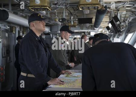 NORFOLK, Virginie (15 juillet 2018) Chef de quartier-maître José Triana, à partir de Miami Beach, Floride, affectés à l'USS Gerald R. Ford (CVN 78) Département Navigation, sert de traceur détail au cours de la mer et l'ancre détail. Ford a quitté Norfolk aujourd'hui pour commencer son Post Shakedown La disponibilité de Huntington Ingalls Newport News Shipbuilding. Banque D'Images