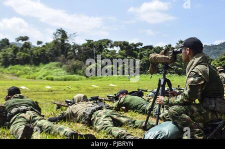 Un concurrent utilise ses données d'Engagement antérieur (DOPE) au cours de la réduction à zéro des armes pour cette année, les Fuerzas Comando, 15 juillet 2018, sur un champ de tir à Panama City, au Panama. Fuerzas Comando est une multinationale annuel forces opérationnelles spéciales compétences concours parrainé par le Commandement Sud des États-Unis et a accueilli cette année par le ministère de la Sécurité publique, au Panama. Grâce à une compétition amicale, cet exercice favorise l'interopérabilité, les relations militaires, l'augmentation des connaissances, formation et améliore la sécurité régionale. Banque D'Images