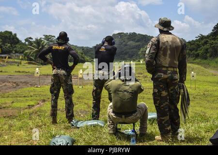 République dominicaine un coéquipier commandos observer lors de la prise de son arme dans la préparation de Fuerzas Comando 18 Juillet 15, 2018 sur un champ de tir à Panama City, au Panama. Fuerzas Comando est une multinationale annuel forces opérationnelles spéciales compétences concours parrainé par le Commandement Sud des États-Unis et a accueilli cette année par le ministère de la Sécurité publique, au Panama. Grâce à une compétition amicale, cet exercice favorise l'interopérabilité, les relations militaires, l'augmentation des connaissances, formation et améliore la sécurité régionale. Banque D'Images