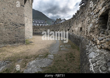 Cité médiévale fortifiée église des Templiers situé dans les Pyrénées, c'est cimetière contenant des chevaliers des templiers. Banque D'Images