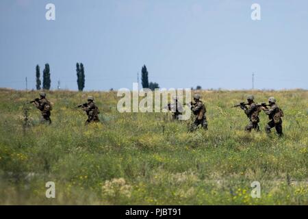 SHIROKY LAN, l'Ukraine (13 juillet 2018) marines affectés à la Compagnie Echo, 2e Bataillon, 25e Régiment de Marines, participer à une compagnie mécanisée à répétition attaque Shiroky fil Centre de formation à l'Ukraine au cours de l'exercice Sea Breeze 2018, 13 juillet. Brise de Mer est une aux États-Unis et l'Ukraine co-organisé l'exercice maritime multinational qui s'est tenue à la mer Noire et est conçu pour améliorer l'interopérabilité des pays participants et de renforcer la sécurité maritime dans la région. Banque D'Images