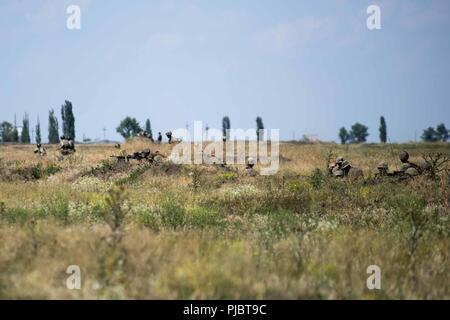 SHIROKY LAN, l'Ukraine (13 juillet 2018) marines affectés à la Compagnie Echo, 2e Bataillon, 25e Régiment de Marines, participer à une compagnie mécanisée à répétition attaque Shiroky fil Centre de formation à l'Ukraine au cours de l'exercice Sea Breeze 2018, 13 juillet. Brise de Mer est une aux États-Unis et l'Ukraine co-organisé l'exercice maritime multinational qui s'est tenue à la mer Noire et est conçu pour améliorer l'interopérabilité des pays participants et de renforcer la sécurité maritime dans la région. Banque D'Images