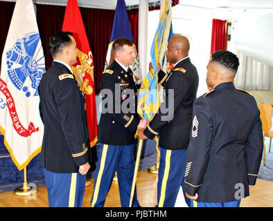 Le Lieutenant-colonel de l'Armée de terre Sherdrick Rankin (droite), nouveau commandant de troupe DLA Support Europe & Afrique, accepte les couleurs du colonel Theodore Shinkle, DLA Europe & Afrique commandant, au cours d'une cérémonie de passation de commandement le 12 juillet, à Kaiserslautern, Allemagne. Rankin a pris le commandement du lieutenant-colonel Shane Cuéllar (extrême gauche). Banque D'Images