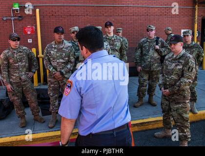 Les soldats de la réserve de l'armée reçoivent une formation de New York Fire Department Le lieutenant Paul Dulisse sur Randall Island, New York, juillet, 10, 2018. Ces soldats font partie d'un élément de réponse nationale qui travaille avec les autorités civiles pour fournir la main-d'oeuvre, les véhicules et le matériel pour effectuer les services médicaux, ainsi que les armes chimiques, biologiques, radiologiques et de nettoyage - des compétences qui seraient très en demande dans le cas d'un sinistre ou d'attaque. Banque D'Images