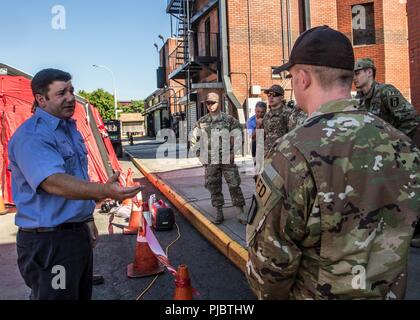 Les soldats de la réserve de l'armée reçoivent une formation de New York Fire Department Le lieutenant Paul Dulisse sur Randall Island, New York, juillet, 10, 2018. Ces soldats font partie d'un élément de réponse nationale qui travaille avec les autorités civiles pour fournir la main-d'oeuvre, les véhicules et le matériel pour effectuer les services médicaux, ainsi que les armes chimiques, biologiques, radiologiques et de nettoyage - des compétences qui seraient très en demande dans le cas d'un sinistre ou d'attaque. Banque D'Images