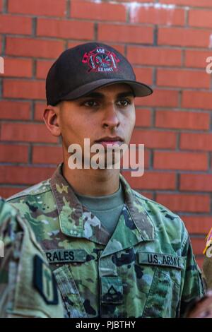 Le Cpl de la réserve de l'armée. Morales, de Leominster, Massachusetts, se dresse avec ses collègues au cours de la formation sur l'île de Randal, New York, juillet, 10, 2018. Ces soldats font partie d'un élément de réponse nationale qui travaille avec les autorités civiles pour fournir la main-d'oeuvre, les véhicules et le matériel pour effectuer les services médicaux, ainsi que les armes chimiques, biologiques, radiologiques et de nettoyage - des compétences qui seraient très en demande dans le cas d'un sinistre ou d'attaque. Banque D'Images