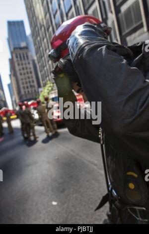 Le Cpl de la réserve de l'armée. Russell, Chesanek prépare à la pratique en sauvetage lors d'un événement de formation à Manhattan, New York, juillet, 10, 2018. Ces soldats font partie d'un élément de réponse nationale qui travaille avec les autorités civiles pour fournir la main-d'oeuvre, les véhicules et le matériel pour effectuer les services médicaux, ainsi que les armes chimiques, biologiques, radiologiques et de nettoyage - des compétences qui seraient très en demande dans le cas d'un sinistre ou d'attaque. Banque D'Images