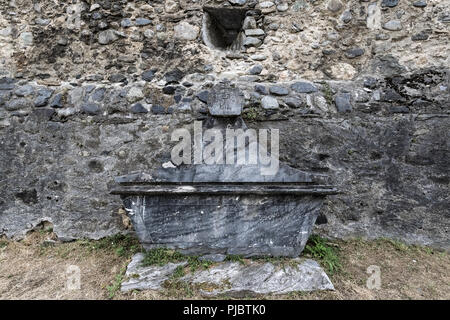 Cité médiévale fortifiée église des Templiers situé dans les Pyrénées, c'est cimetière contenant des chevaliers des templiers. Banque D'Images